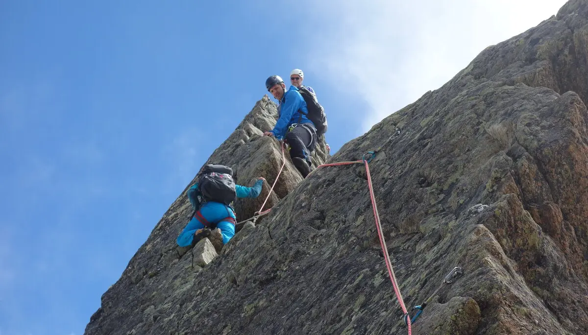Abklettern vor der Scharte nach der sechsten Seillänge | © DAV Freudenstadt